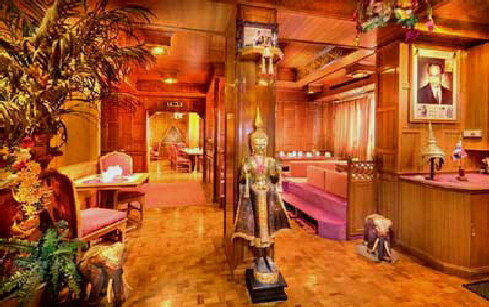 Der Gastraum des Pochana Thai mit Teakholz aus Bangkok